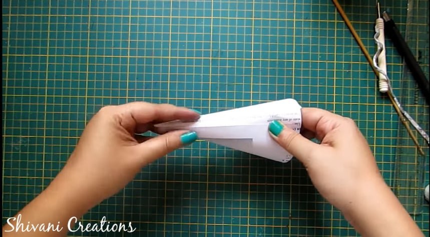 How to make newspaper doll13