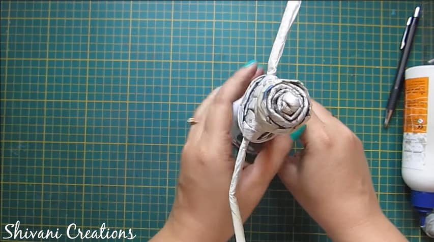 How to make newspaper doll17