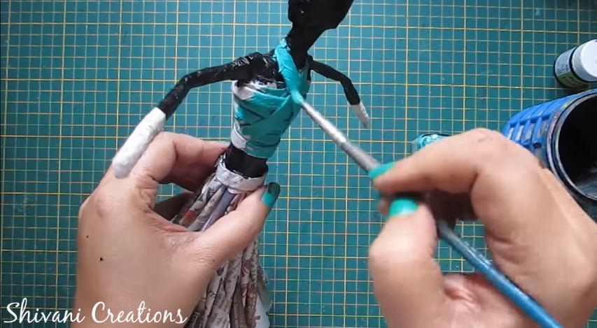 How to make newspaper doll21