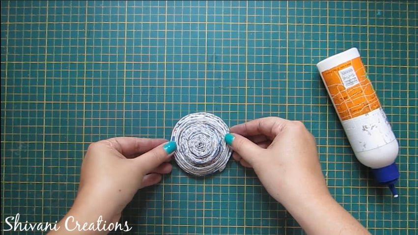 How to make newspaper doll24