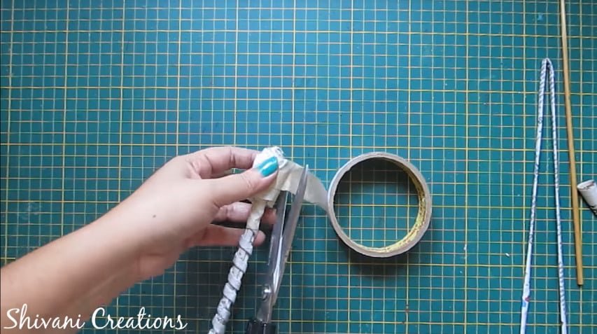 How to make newspaper doll5