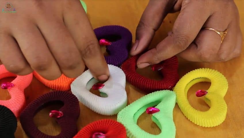 How to make wall hanging from hair rubber bands10