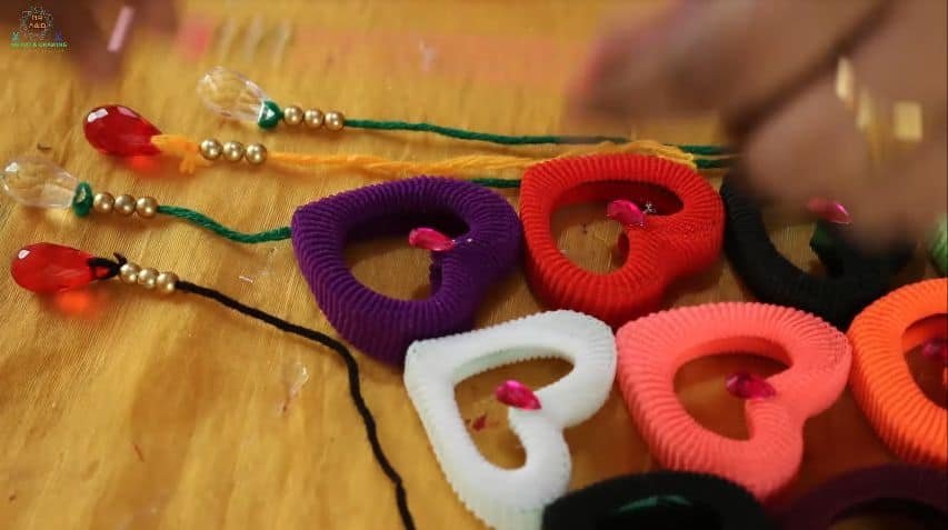How to make wall hanging from hair rubber bands9