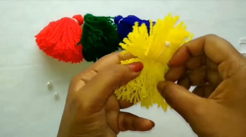 How to make woolen tassel bag charm very easily10