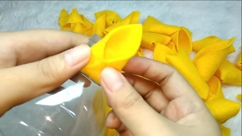 How to make a pineapple-shaped candy container from a flannel 6