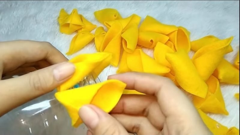 How to make a pineapple-shaped candy container from a flannel 7