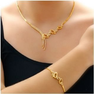 Elegant Gold Necklace3