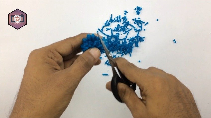 making pompom using blue woolen thread