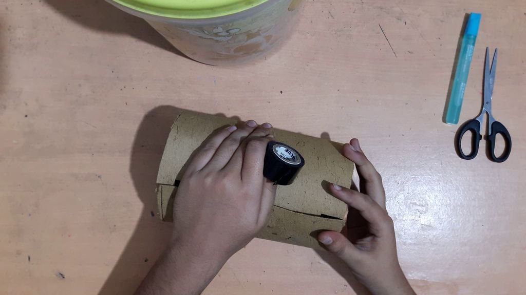 using a card board to make vase3