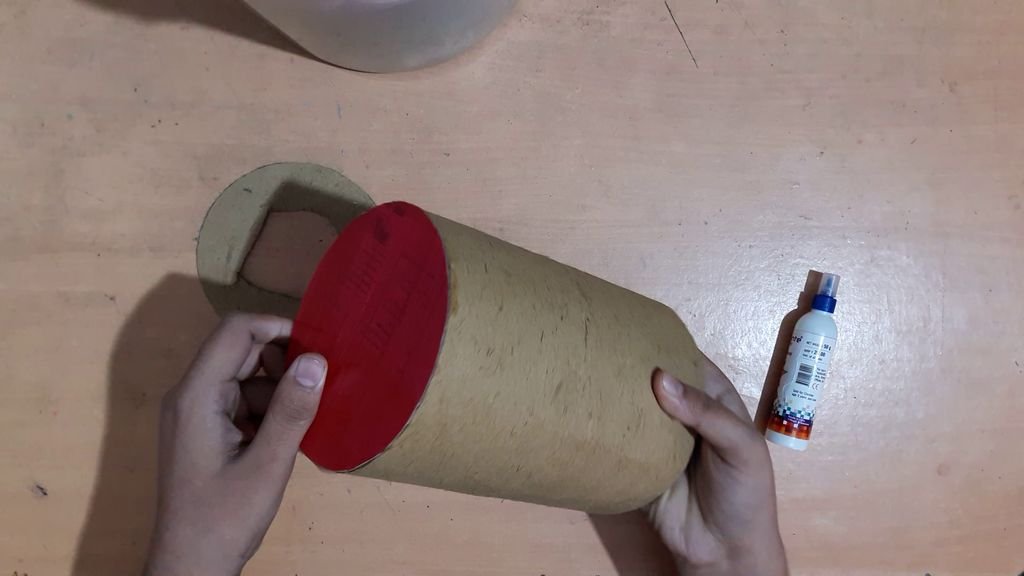 using a card board to make vase8