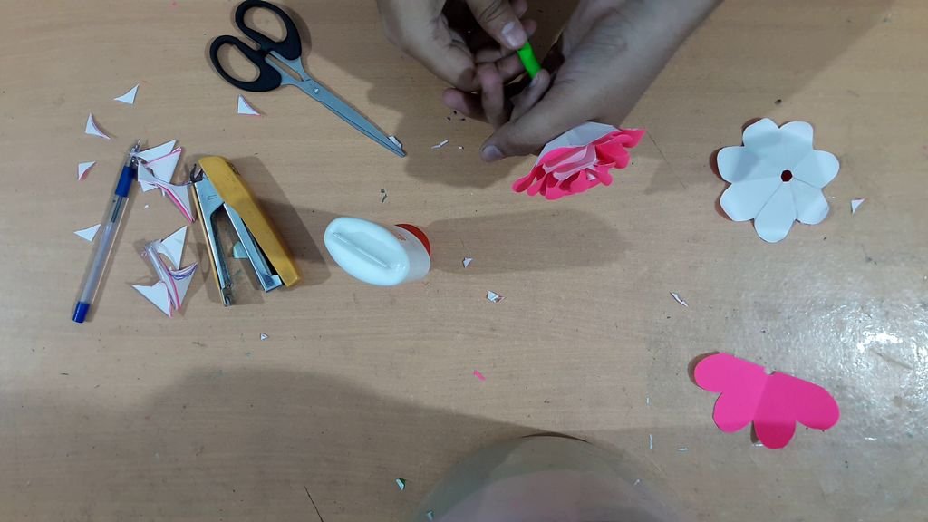 making flower with pink color paper2