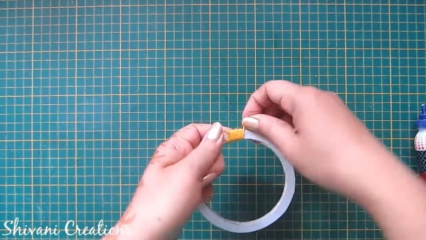 roll yellow thread in the circle