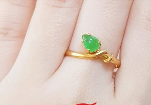 green stone gold ring