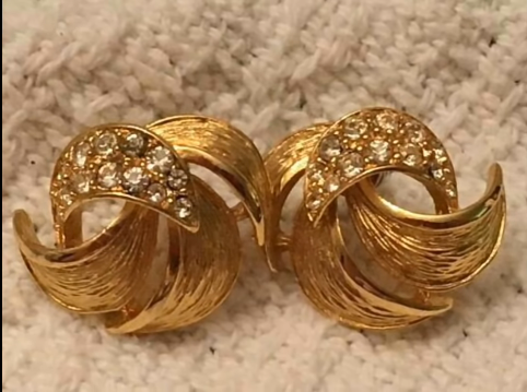 Latest Gold Stud Earrings Under 5 Grams12