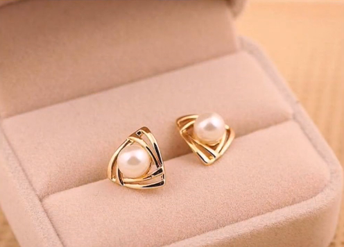 Top Stunning Light Weight Gold Stud Earrings10