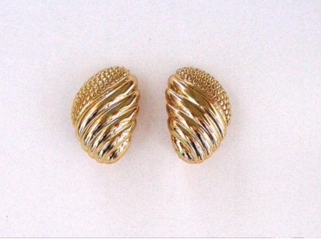 Top Stunning Light Weight Gold Stud Earrings21