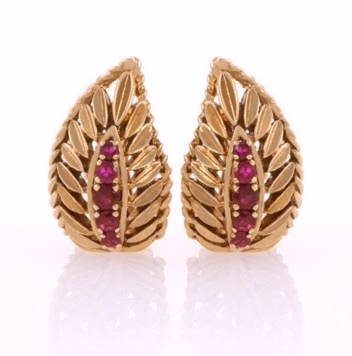 Top Stunning Light Weight Gold Stud Earrings25