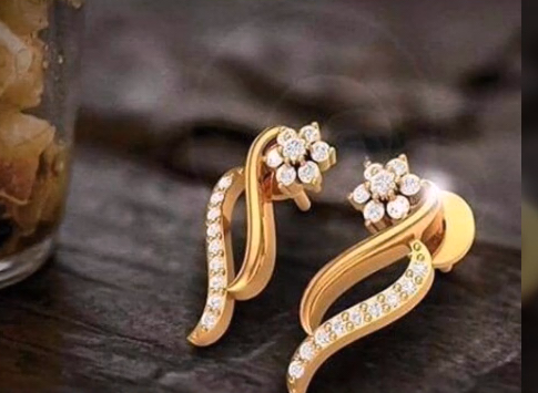 Top Stunning Light Weight Gold Stud Earrings5