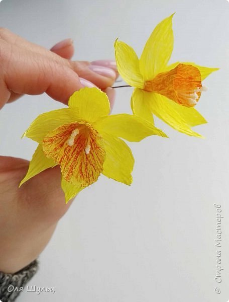 How to Make Daffodils from Paper 10