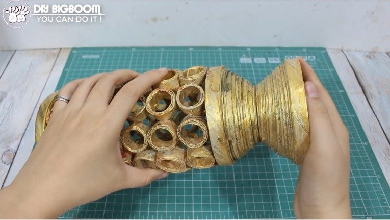 How to make Flower Vase with Newspaper 16