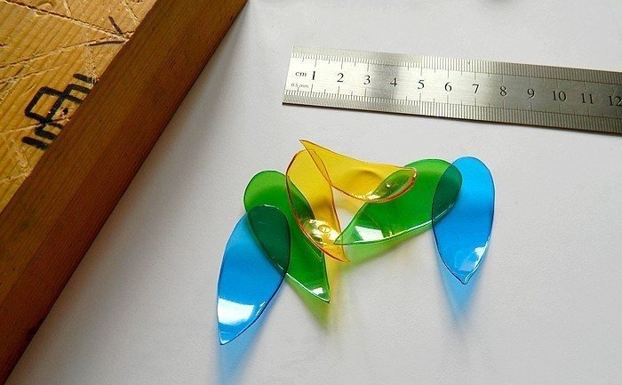 Earrings with Leaves of Plastic Bottles 5