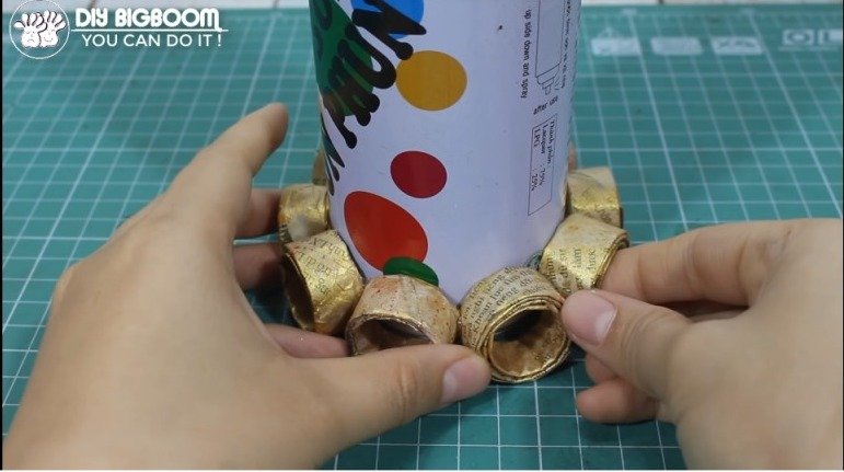 How to make Flower Vase with Newspaper 8