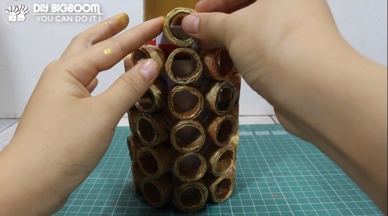 How to make Flower Vase with Newspaper 9