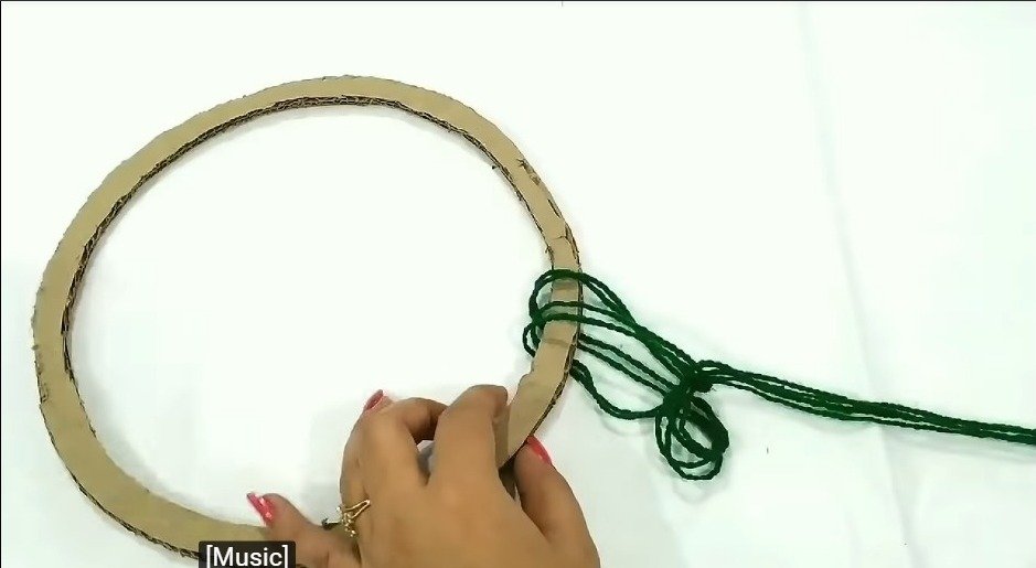 How to Make Wall Hanging out of Wool17