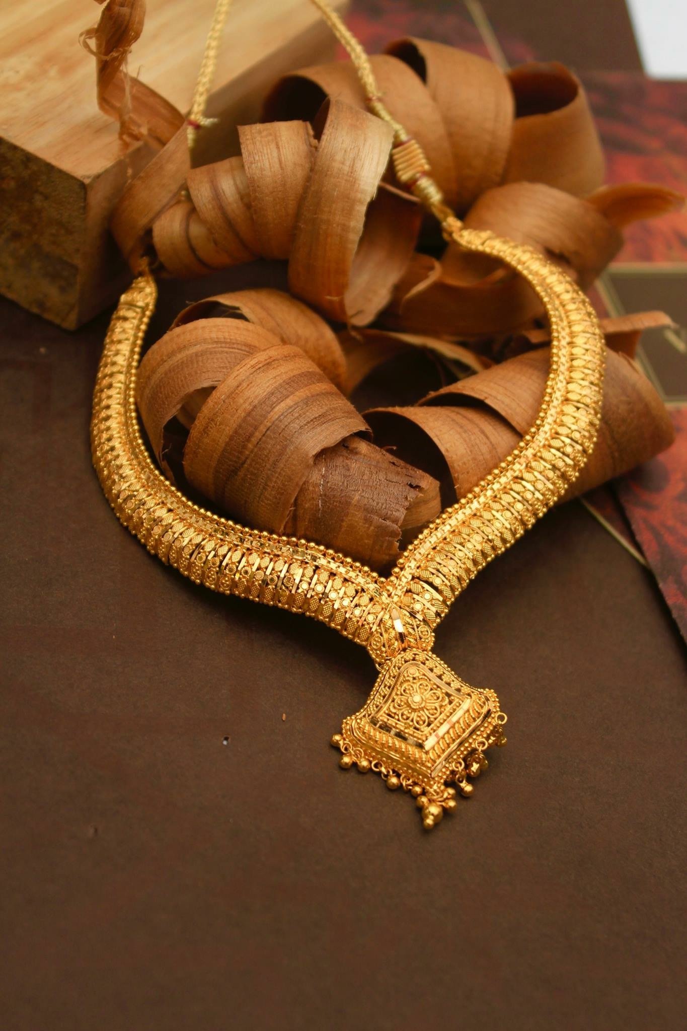 Traditional South Indian Necklace Designs in Gold7