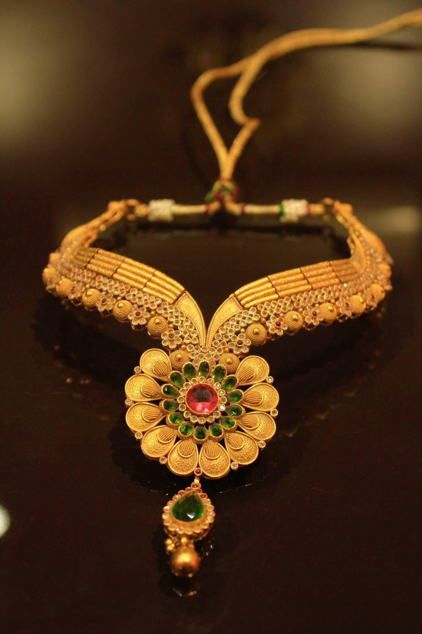 Traditional South Indian Necklace Designs in Gold8