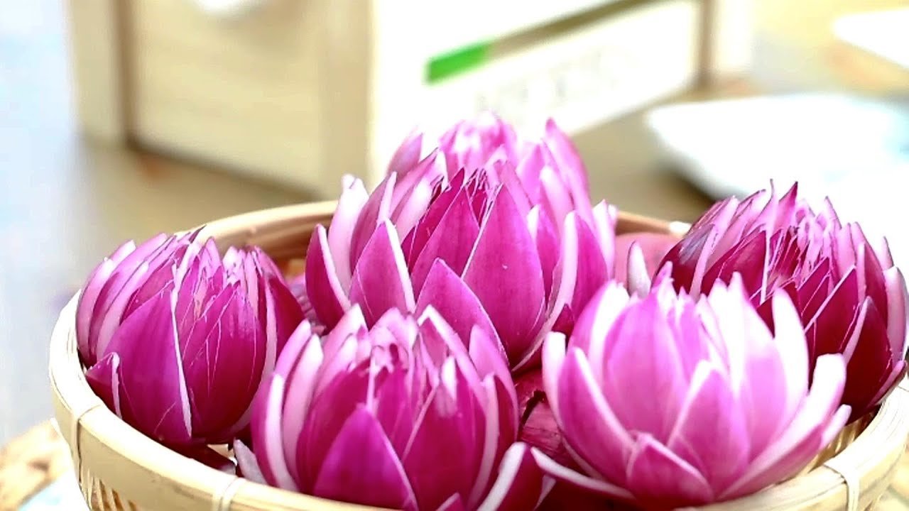 Cut a Lotus Flower from Red Onions 1