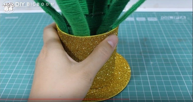 How to make Flower vase with Plastic Bottle and Glitter Sheet 13