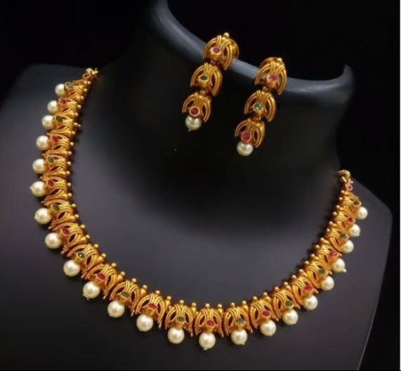 Latest Simple and Beautiful Gold Necklace Design 2