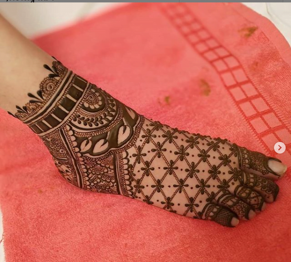 Simple feet Mehndi Design 5