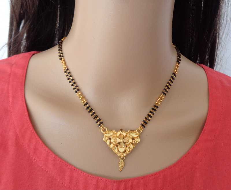 Gold Small Mangalsutra Designs 11