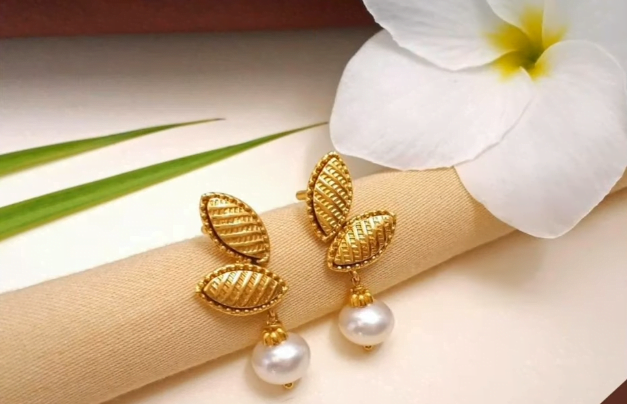 Pretty Pure Gold Stud Earrings designs for Daily Wear 9