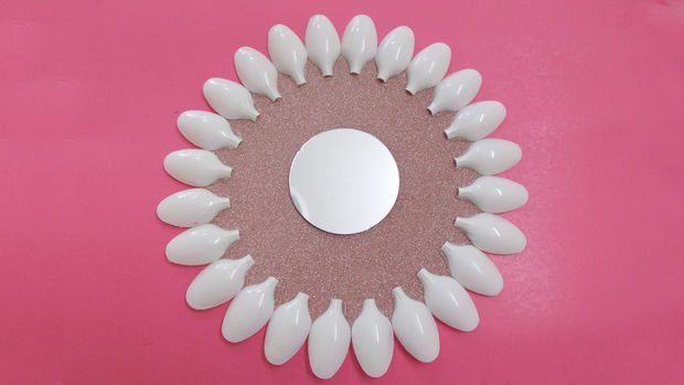 How to make Plastic Spoons Mirror Wall Decor 9