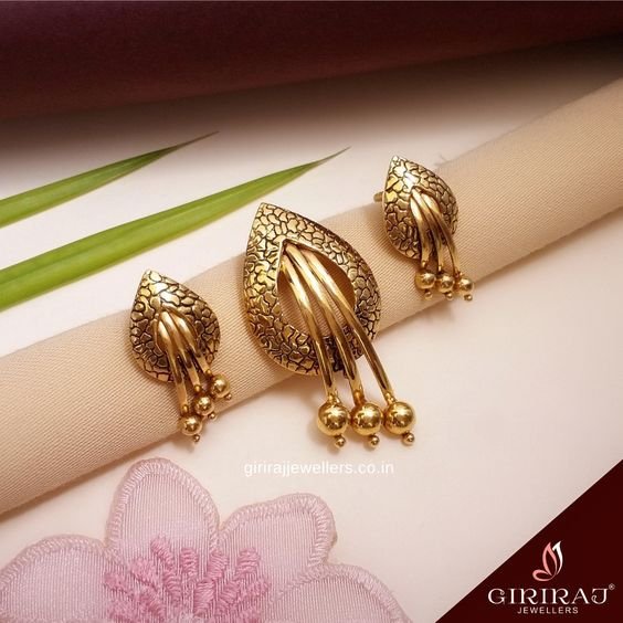 Beautiful Light Weight Daily Wear Gold Earrings Design 9