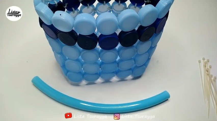 Handbag from Plastic Bottle Cap 18