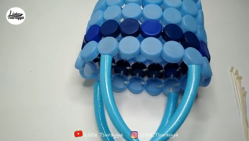 Handbag from Plastic Bottle Cap 21