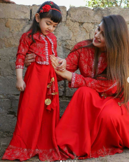 Mother-Daughter Matching Dress Ideas 12