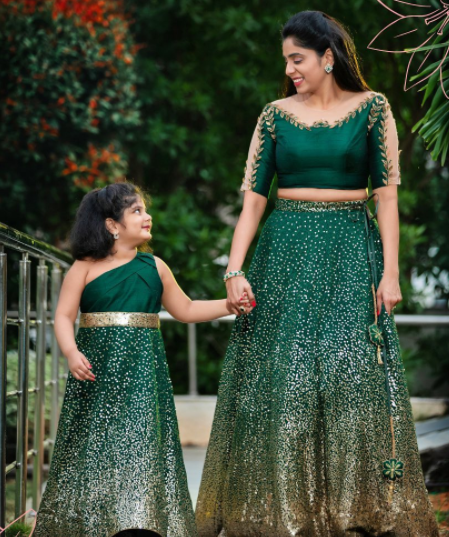 Mother-Daughter Matching Dress Ideas 5