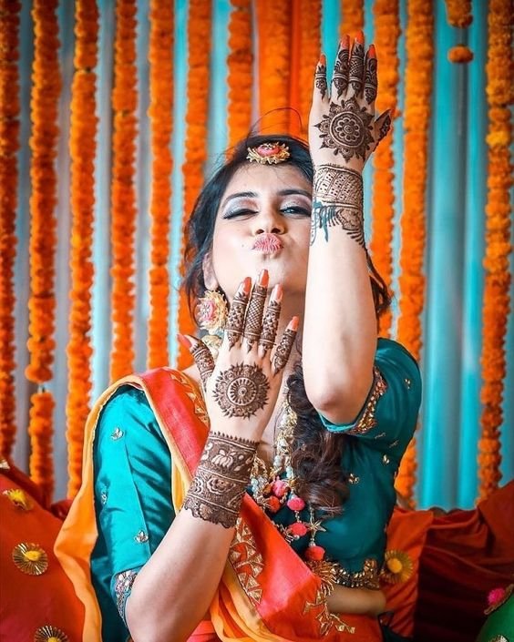 mehndi poses for bride 9