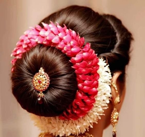 hair bun with floral gajra 4