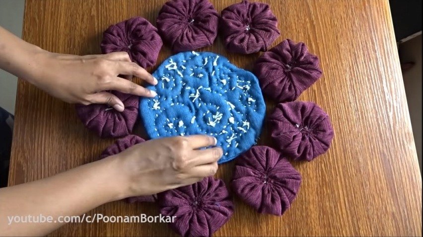 How to Make Flower Shaped Mat from Old Clothes 17